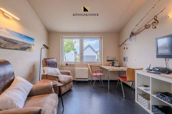 Lichtdurchflutet und gemütlich – ein Wohnzimmer, das Ruhe und Wärme ausstrahlt. 5 - Bad Urach - 23-07-2025 - 44