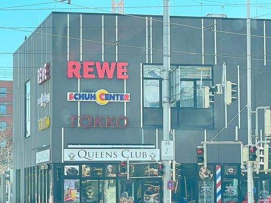 Einkaufszentrum am Gebäude