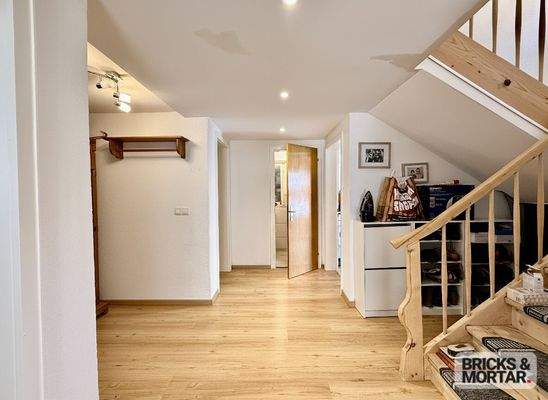 Treppe im Flur zum 1. OG