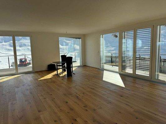 Sonniger Wohn/ Essbereich mit offener Küche