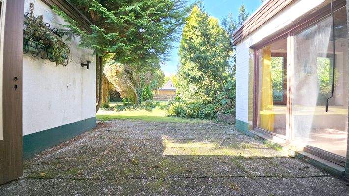 zwischen Anbau und Garage.jpg