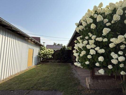 Zugang um großen Schuppen