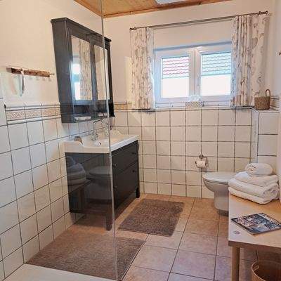 Badezimmer/WC mit ebenerdiger Dusche