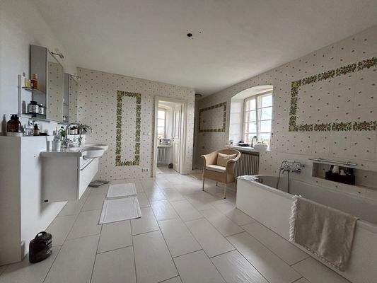 Großes Familienbad mit Wanne und Dusche