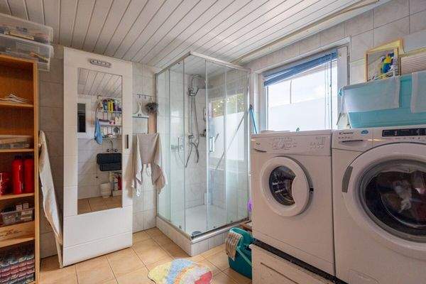 HWR mit Dusche und Küche