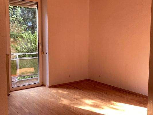 Wohnzimmer mit Balkon/Gartenausgang