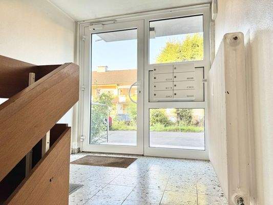 Hauseingang + Treppenhaus