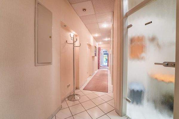 Flur der Gewerbefläche mit Zugang zum Außenstellplatz