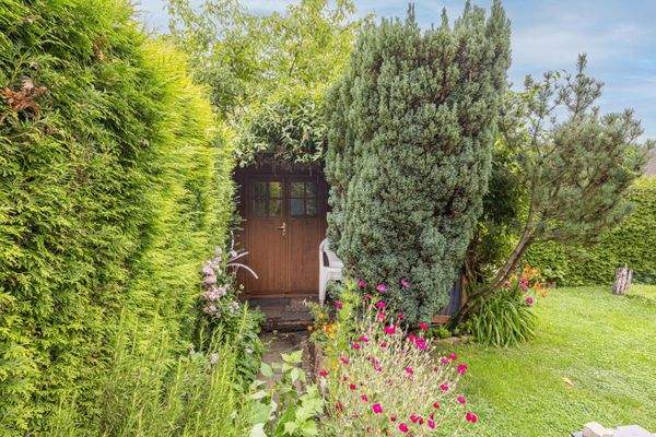 und idyllischem Gartenhäuschen