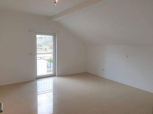 14 DG Schlafzimmer leer.jpg