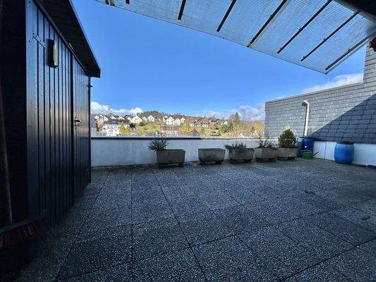 Große Terrasse mit Abstellhütte