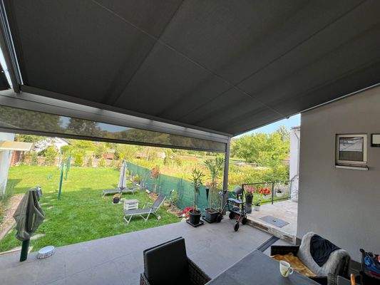 Ausblick von Terrasse in Garten