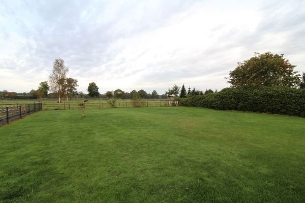 Garten/ Unverbaubarer Blick über Wiesen und Felder