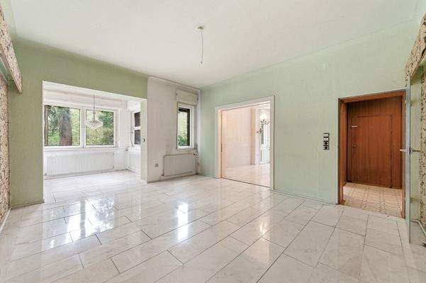 geräumiger Wohnraum mit Übergang zum Essbereich