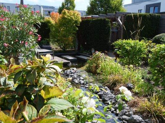 Garten mit Bachlauf & kl. Teich