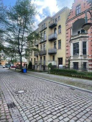 Hausansicht die Straße runter