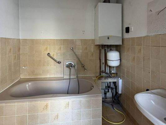 Unsanierte Wohnung im EG