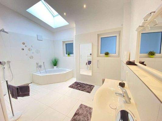 großzügiges Tageslicht-Bad mit Eckbadewanne ...