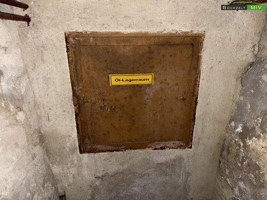 Tür vor Öllagerraum