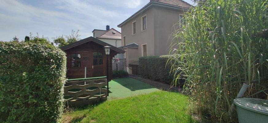 Gartenhäuschen mit Wohnhaus.jpg