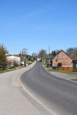 Hauptstraße im Dorf