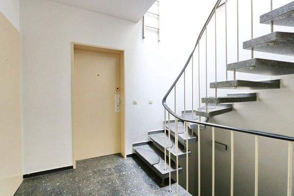 Treppenhaus mit Wohnungstür