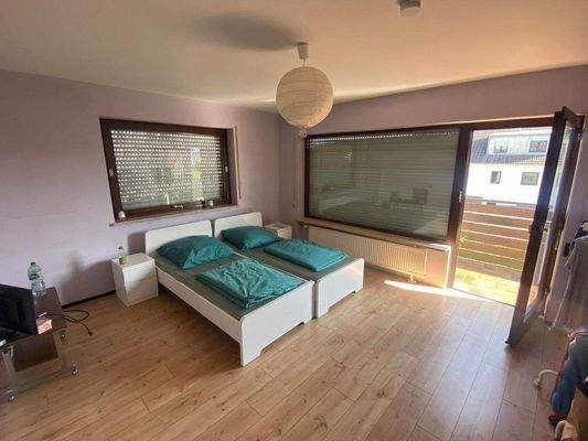 Kind mit Zugang zum Balkon