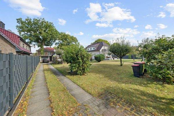 Auffahrt mit Blick ins Grundstück