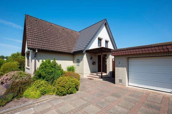 Haus vorn mit Doppelgarage
