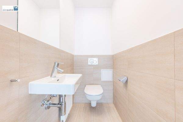 Toilette (ca. 1,80 m²) mit Handwaschbecken