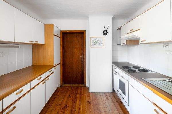 Küche mit Ausgang auf den Balkon