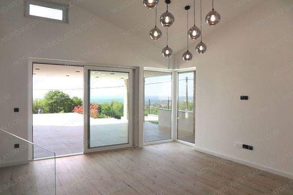 Zugang zur zweiten Panoramaterrasse mit Pool