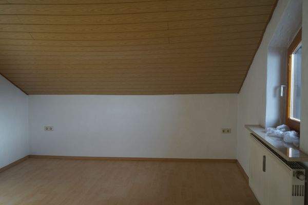 Wohnraum m.kleiner Dachschräge