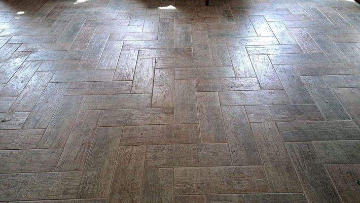Saal Fliesen Holzoptik WZ.jpg