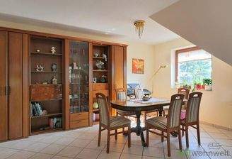 Schranlkwand und Esstisch