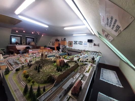 Hobbyraum mit Eisenbahn.jpeg