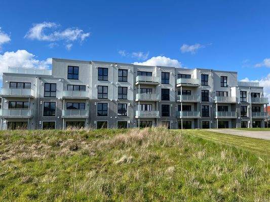 Südansicht hinter freier Fläche