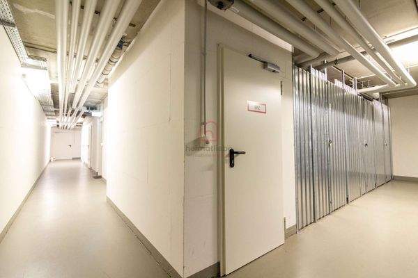 Heller Keller mit Zugang zur Tiefgarage