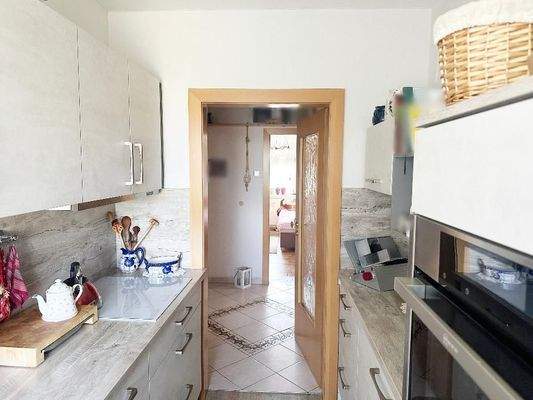 Küche mit Blick Richtung Flurbereich (Verkauf ohne Inventar)