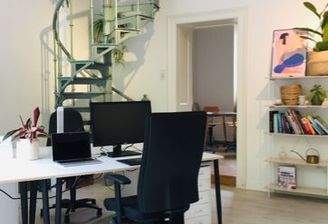 Vier Arbeitsplätze im EG