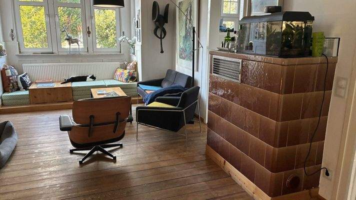 Wohnzimmer mit Kachelofen