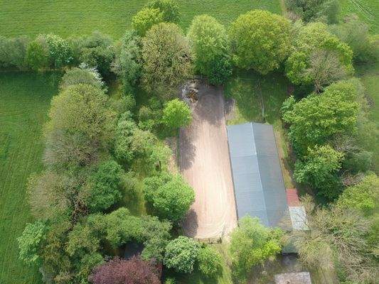 Luftbild Reitplatz und Halle