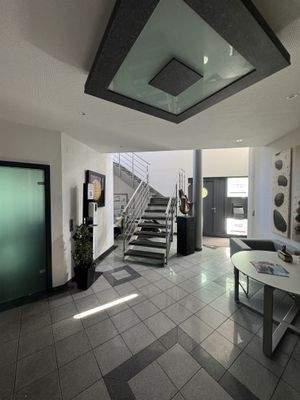 Eingang + Treppenhaus Büro