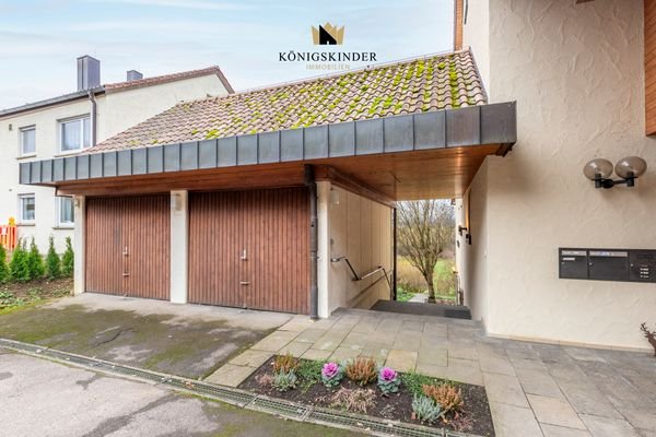 Doppelgarage und Zugang zum Garten