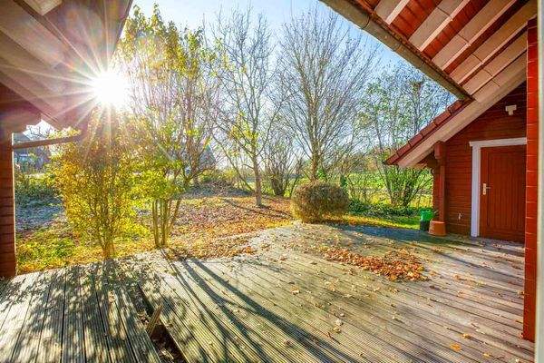 Terrasse mit Herbstsonne