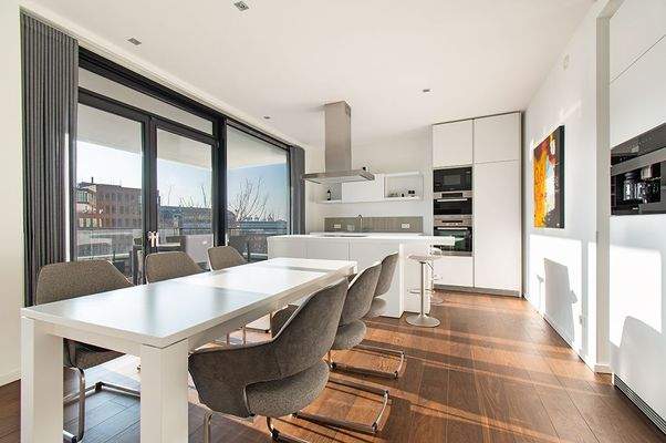 Bodentiefe Fenster führen zur einzigartigen 50 Quadratmeter Sonnenterrasse 