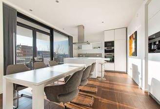 Bodentiefe Fenster führen zur einzigartigen 50 Quadratmeter Sonnenterrasse 