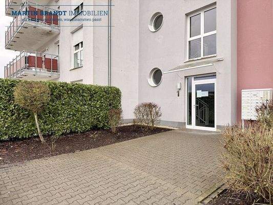 Eingang und Ansicht des Hauses