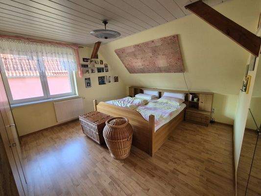 DG: Schlafzimmer mit Ankleide
