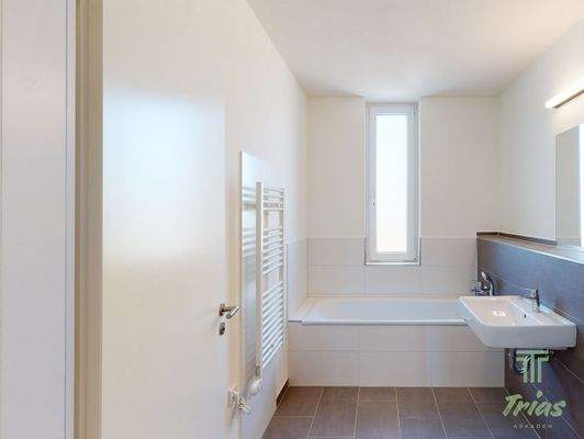 Badezimmer mit Badewanne (Musterwohnung)